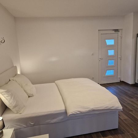 Guest House Macic Korenica Buitenkant foto