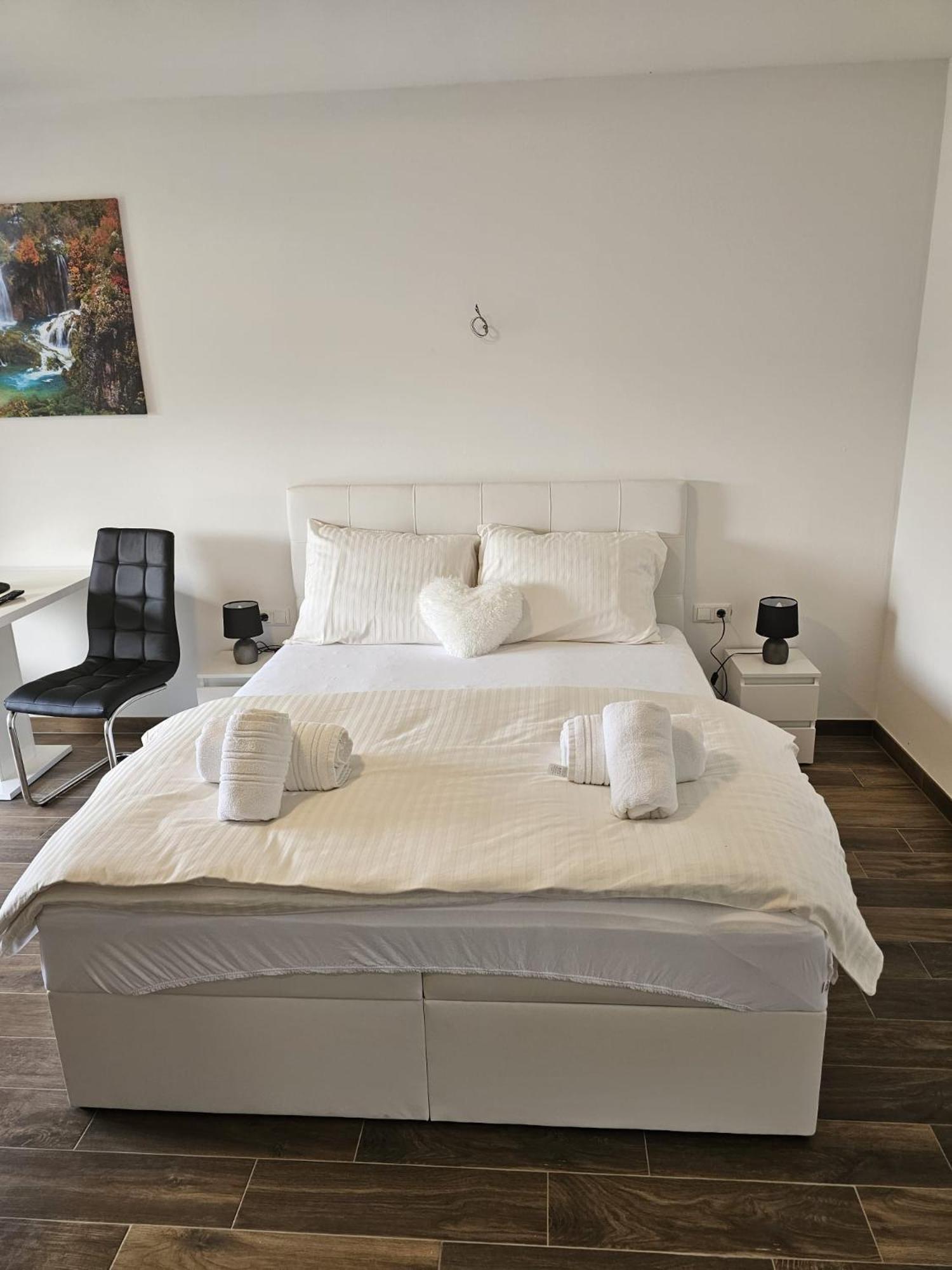 Guest House Macic Korenica Buitenkant foto