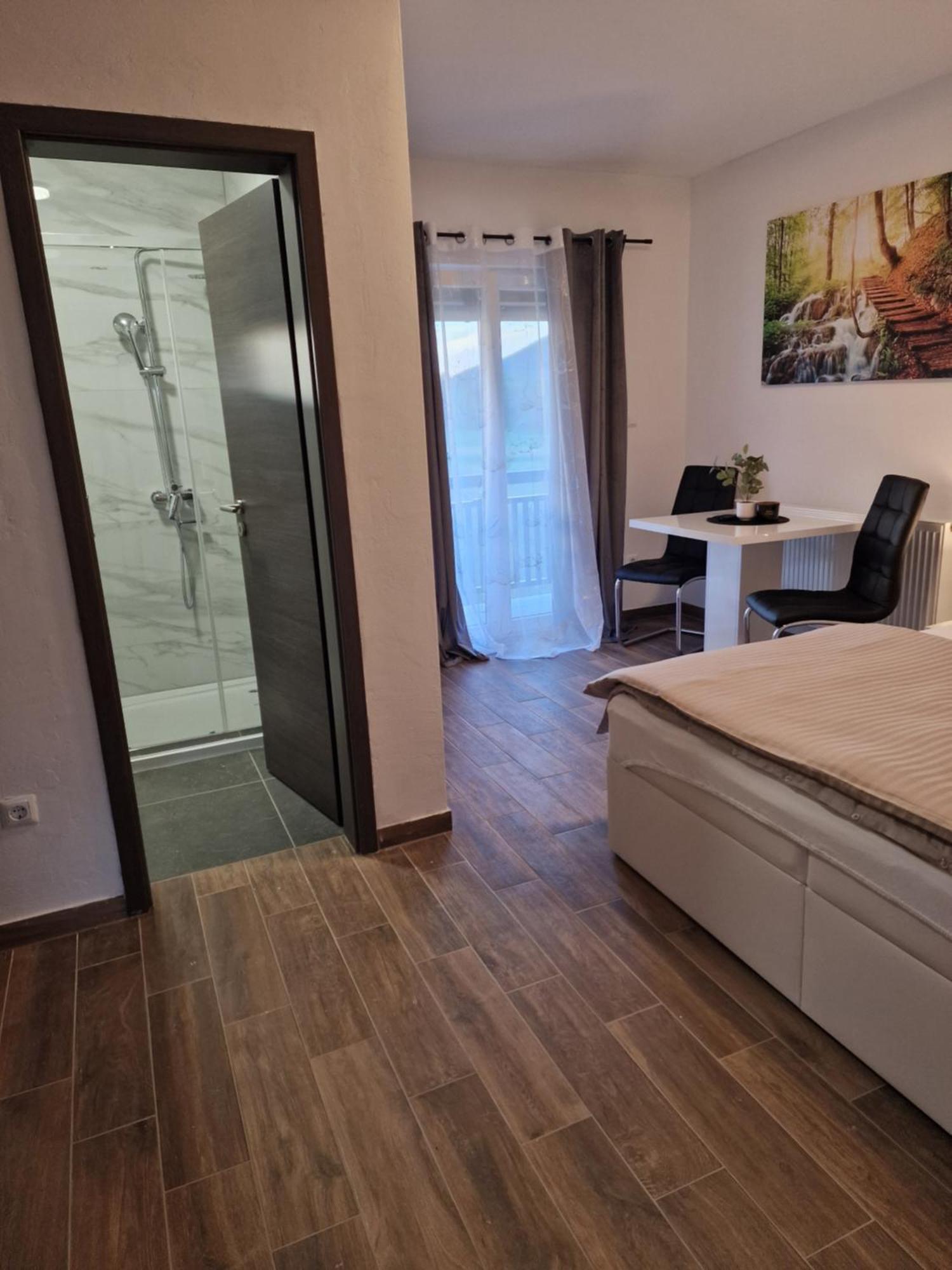 Guest House Macic Korenica Buitenkant foto