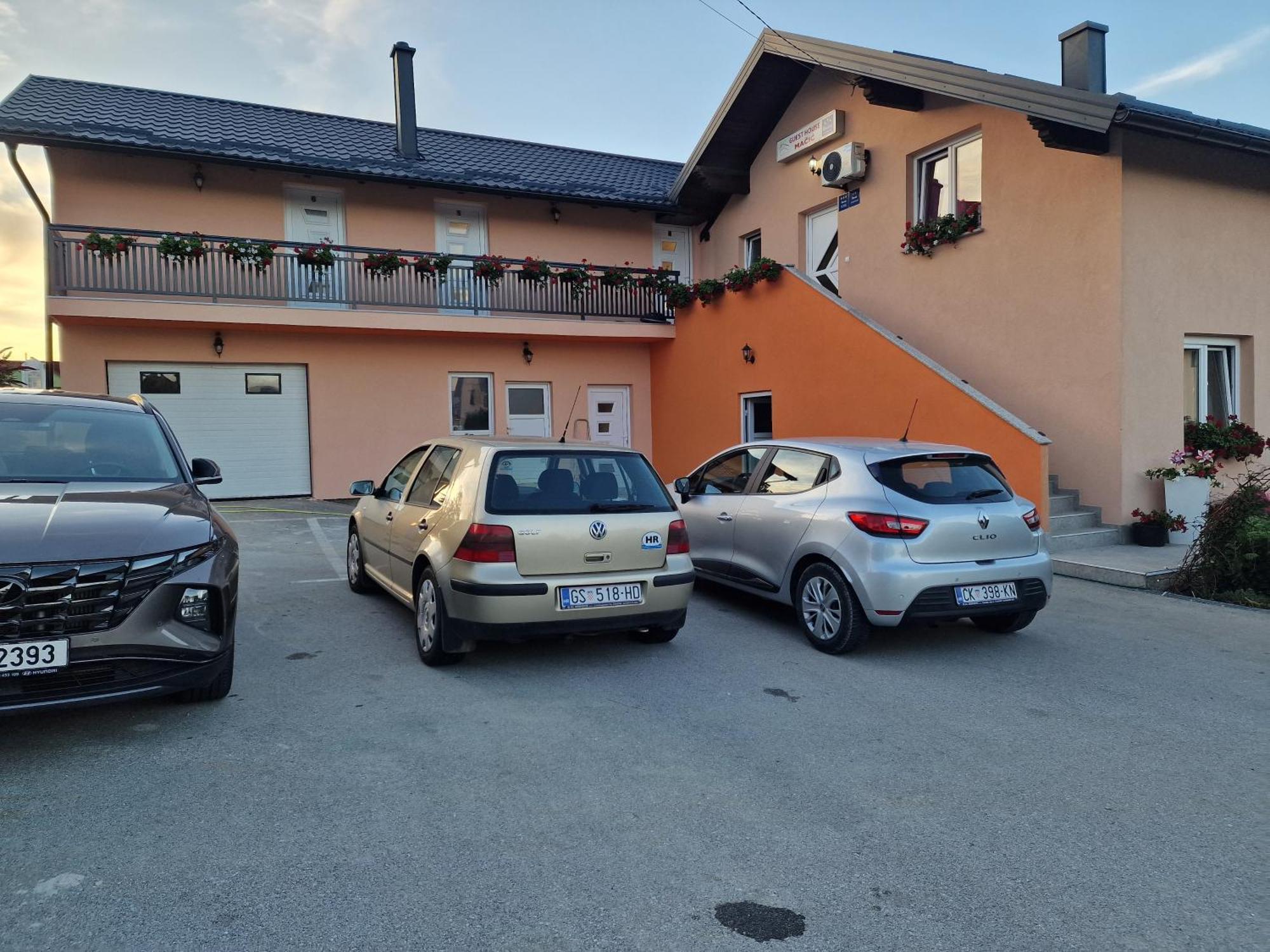 Guest House Macic Korenica Buitenkant foto