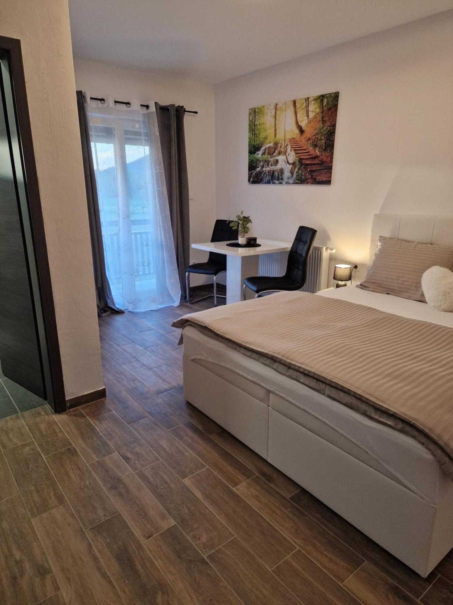Guest House Macic Korenica Buitenkant foto