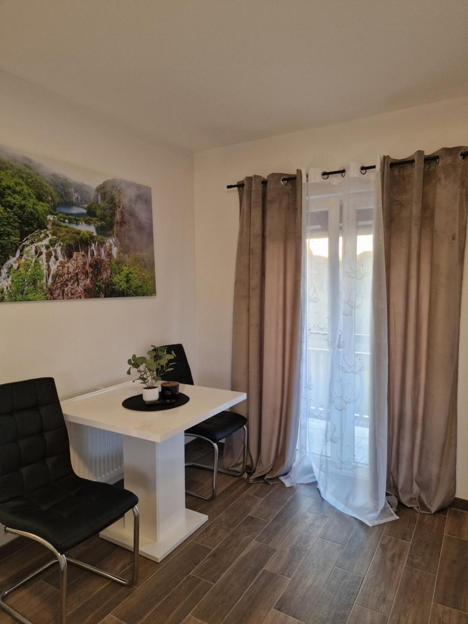 Guest House Macic Korenica Buitenkant foto