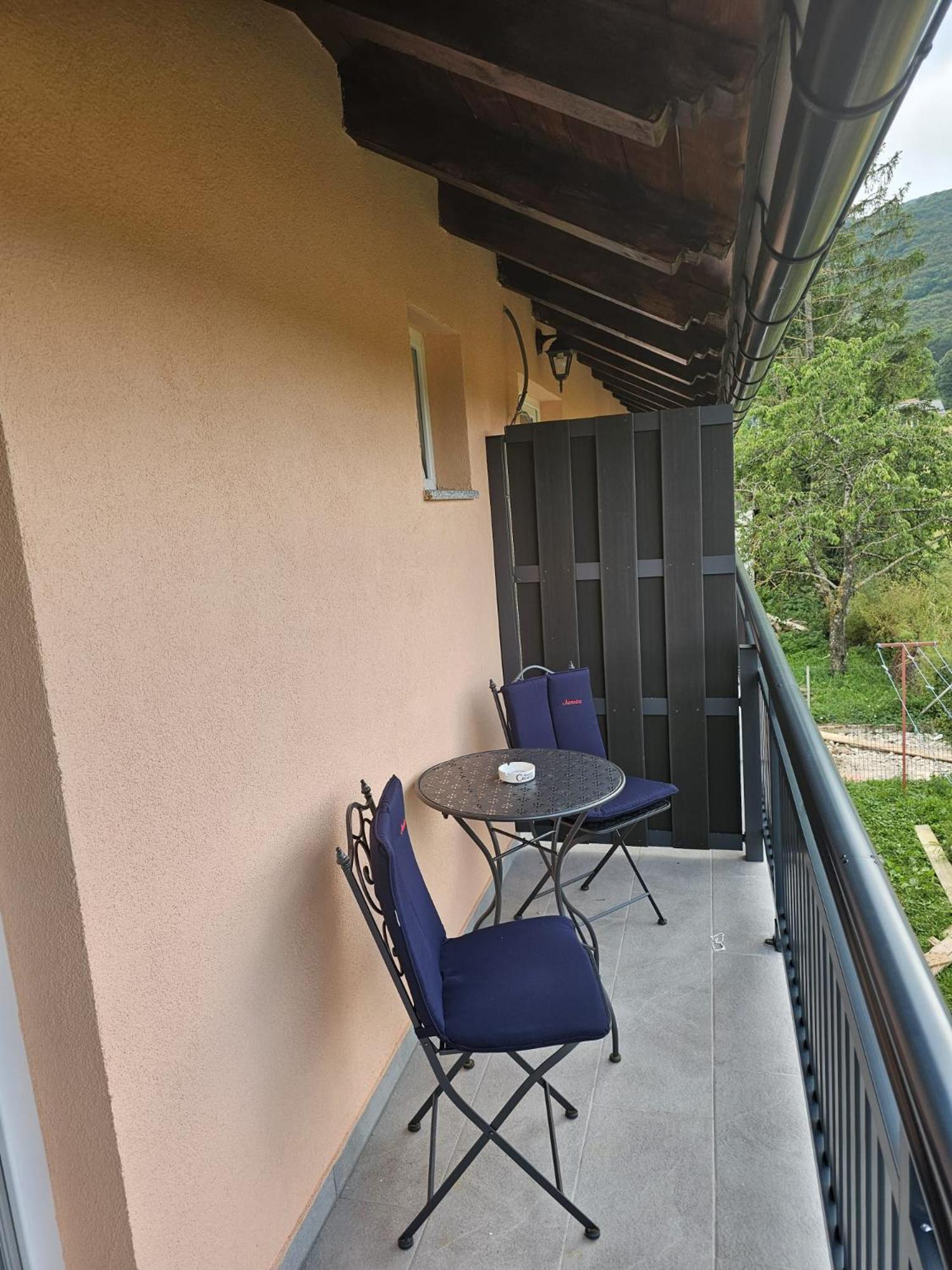 Guest House Macic Korenica Buitenkant foto
