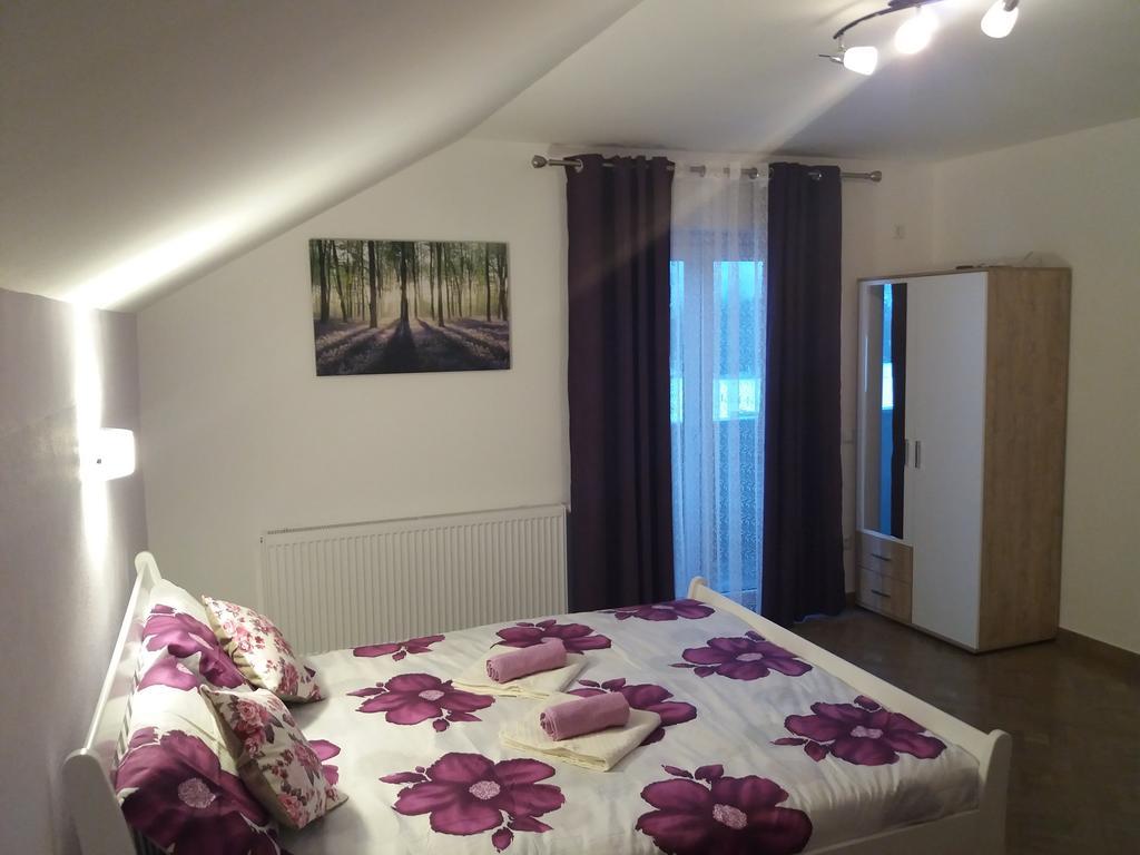 Guest House Macic Korenica Buitenkant foto