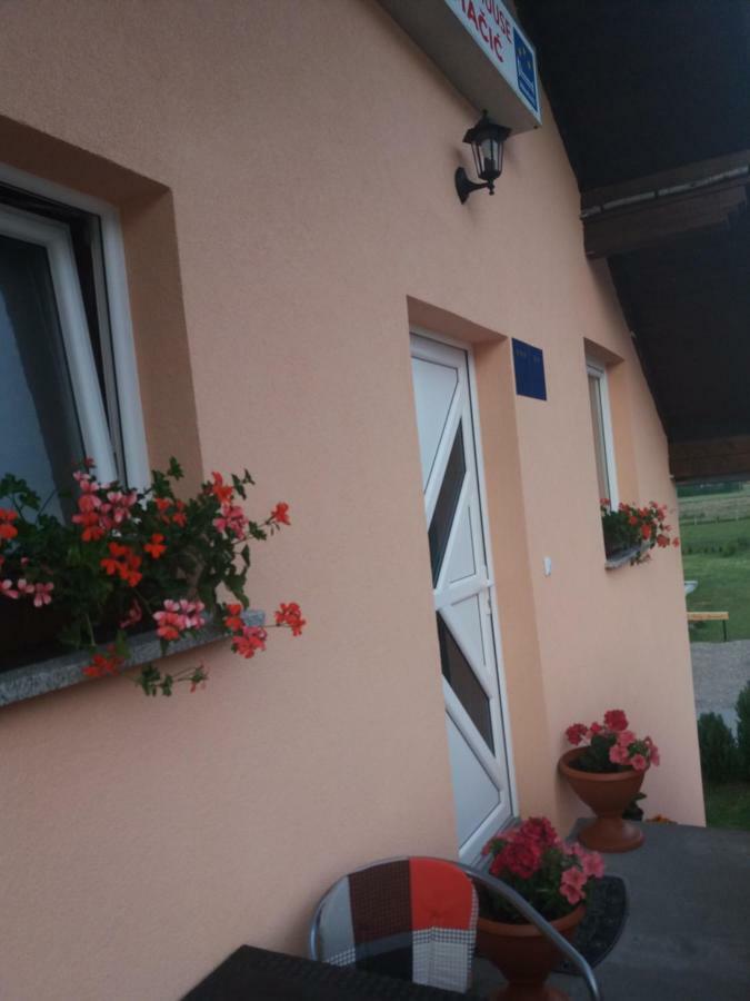 Guest House Macic Korenica Buitenkant foto