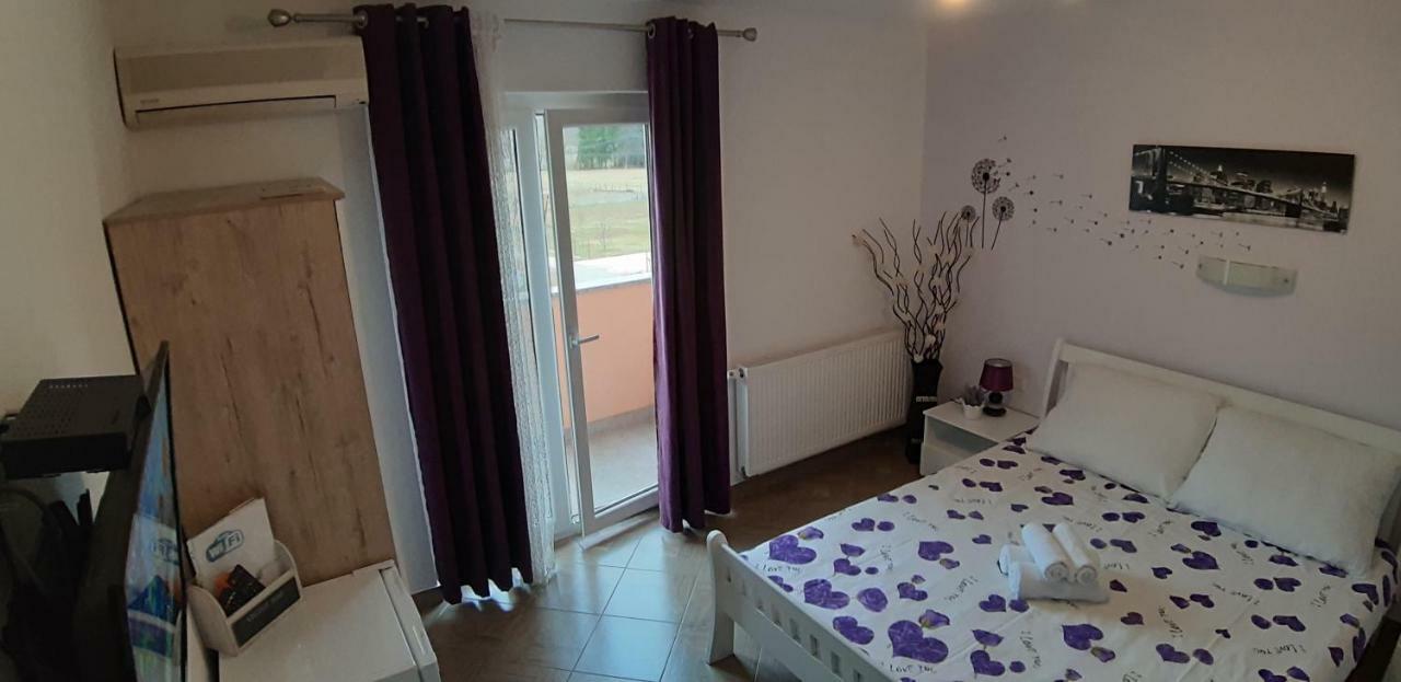 Guest House Macic Korenica Buitenkant foto