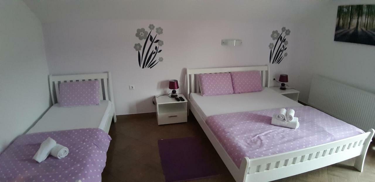 Guest House Macic Korenica Buitenkant foto