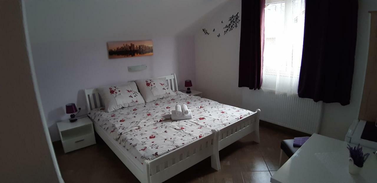 Guest House Macic Korenica Buitenkant foto