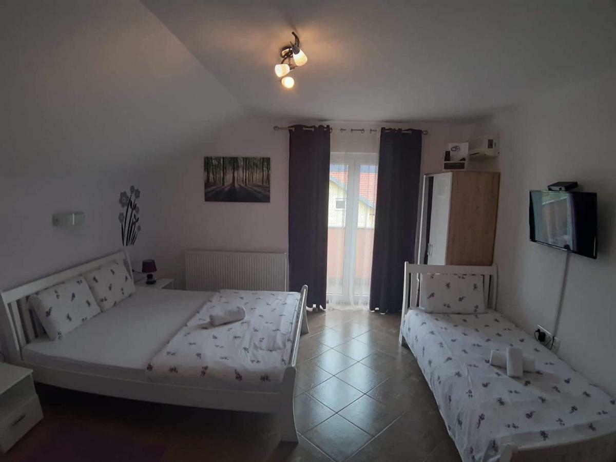 Guest House Macic Korenica Buitenkant foto